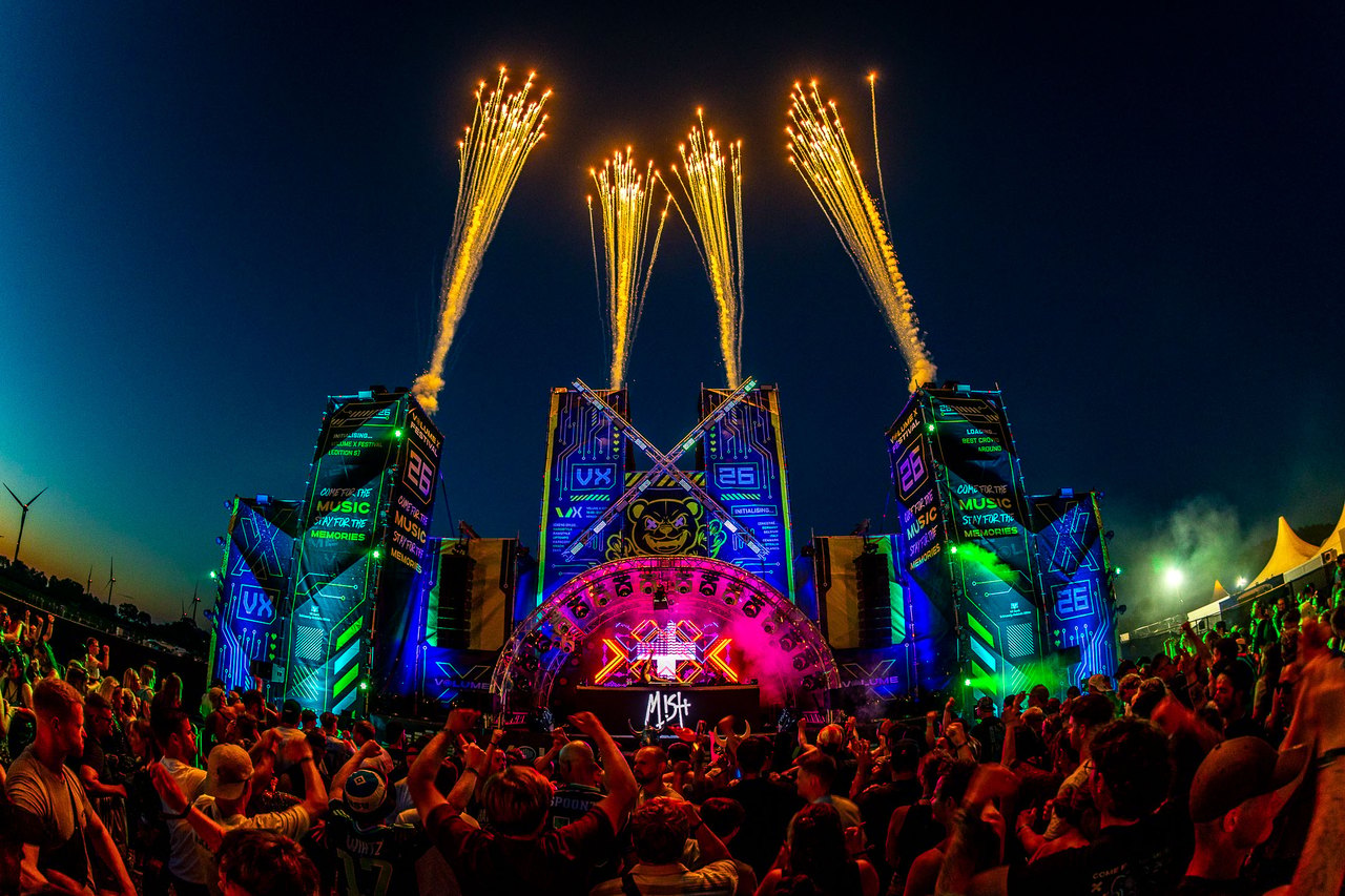 XVille Stage om natten: monumentalt scenedesign med pyroshow og lyseffekter foran publikum.